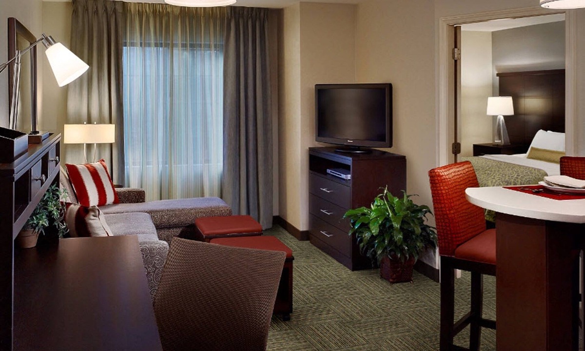 Sterling Heights Condo | Free Everyday Buffet Breakfast, Indoor Pool, 24h Business Center | King Studio