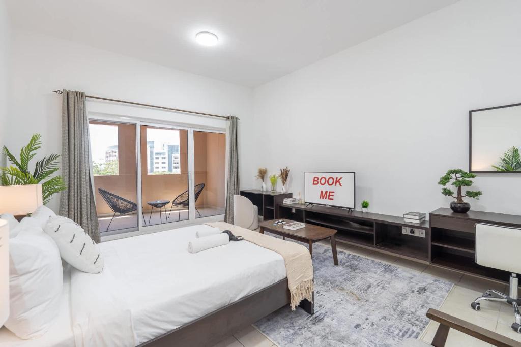 Discovery Gardens Apartment | Free housekeeping visits during your stay - StayShort - A Gorgeous Studio in Zen 20 that Sleeps 2
