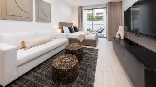 Jumeirah Village Triangle Apartment | Free housekeeping visits during your stay - StayShort - Stylish Studio in JVT Sleeps 3 with Patio