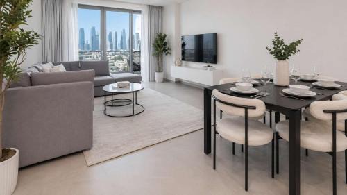 Al Safa Apartment | Free housekeeping visits during your stay - StayShort - Luxury 3BR Canal Front Apartment in a Prime Setting