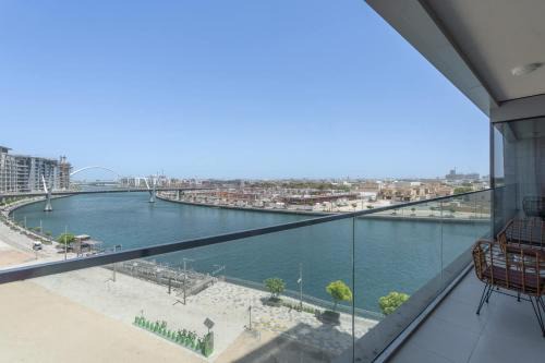Al Safa Apartment | Free housekeeping visits during your stay - StayShort - Waterfront Living with a Spacious Layout Sleeps 5