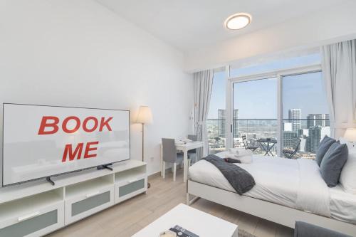 Jumeirah Village Circle Apartment | Free housekeeping visits during your stay - StayShort - The Skyline Studio - Elegant Living at Bloom Heights JVC