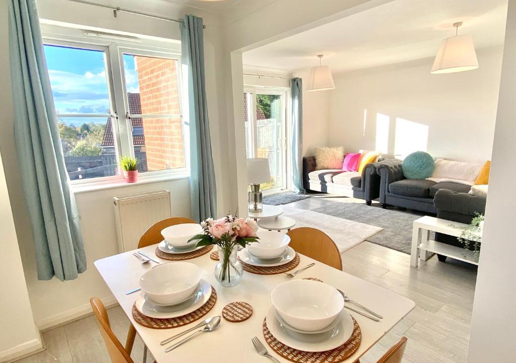 Northampton House | FREE PRIVATE PARKING! Kings House, Driveway and Garden! FULLY EQUIPPED 7 BEDS!