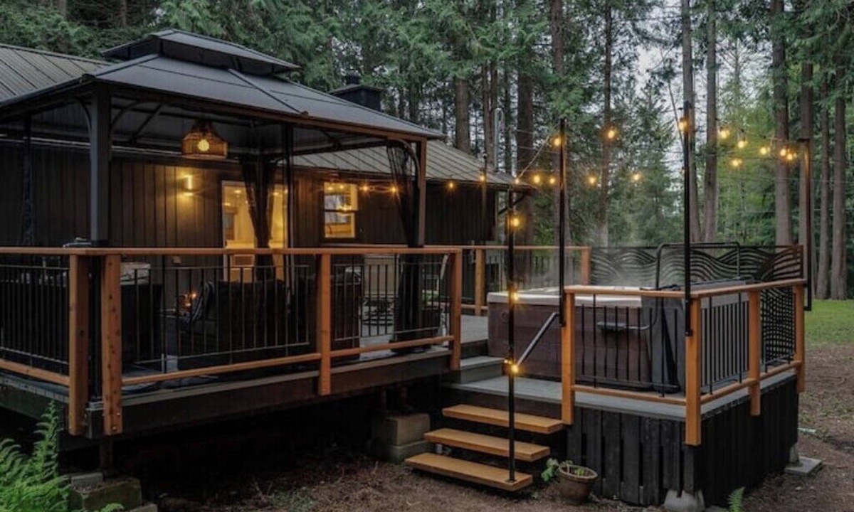 Juan de Fuca Electoral Area House | French Beach Forest Retreat - with Hot tub