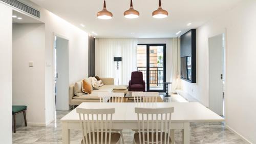 Jing'an Apartment | French Window 3Bedroom 2Balcony near Heng Long Plaza People's Square West Nanjing Road