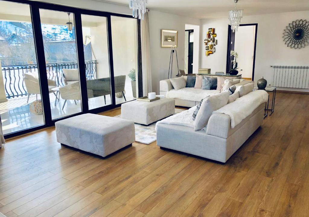 Borsa Villa | Frenchie’s House