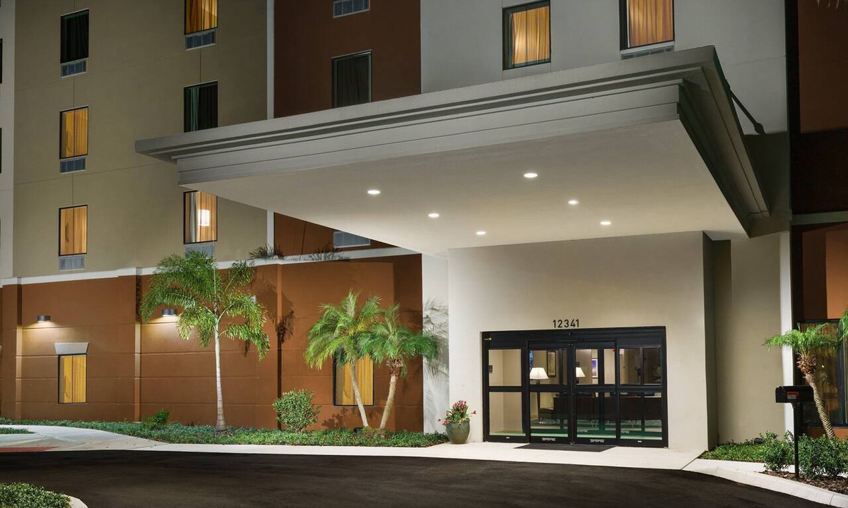 Florida Central Atlantic Coast Hotel | Fresh 2 Queen Kitchen Studio | Outdoor Pool | 1.1 mi to Vineland Outlets