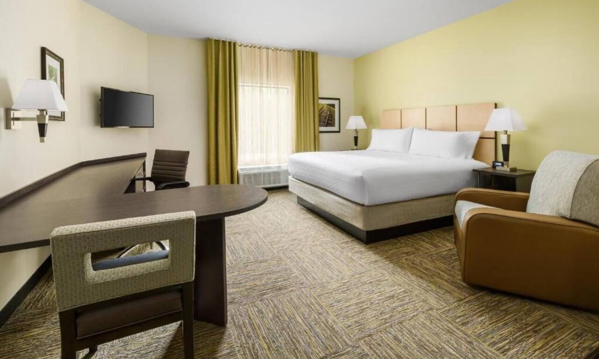 Florida Central Atlantic Coast Apartment | Fresh King Studio Suite | Full Kitchen & Outdoor Pool | 2.4 mi to Disney Springs