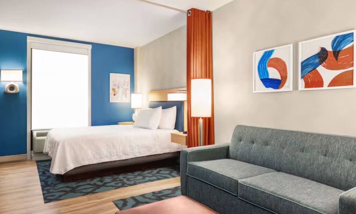 Queens Hotel | Fresh & Modern 1 Queen Studio Close to Restaurants & Attractions
