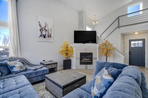 Colorado Springs House | Fresh & Modern | Game Room + Yard