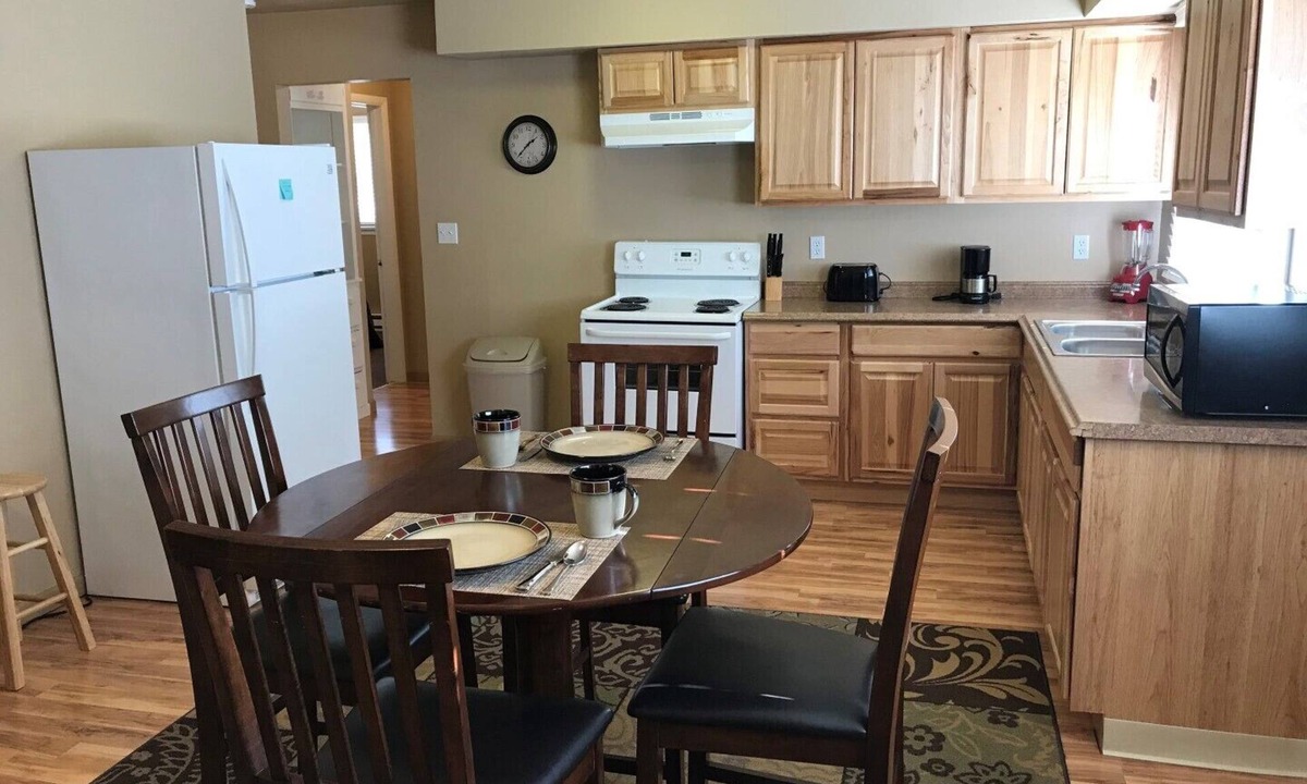 Cascade Apartment | Freshly Remodeled 2 Bedroom, Full Kitchen, living Room Suite, in Cascade unit #2