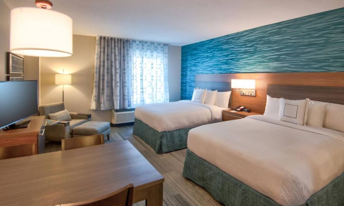 Flagami Apartment | Friends and Family Group Getaway! Three Modern Studios for 12 Guests, Pool, BBQ