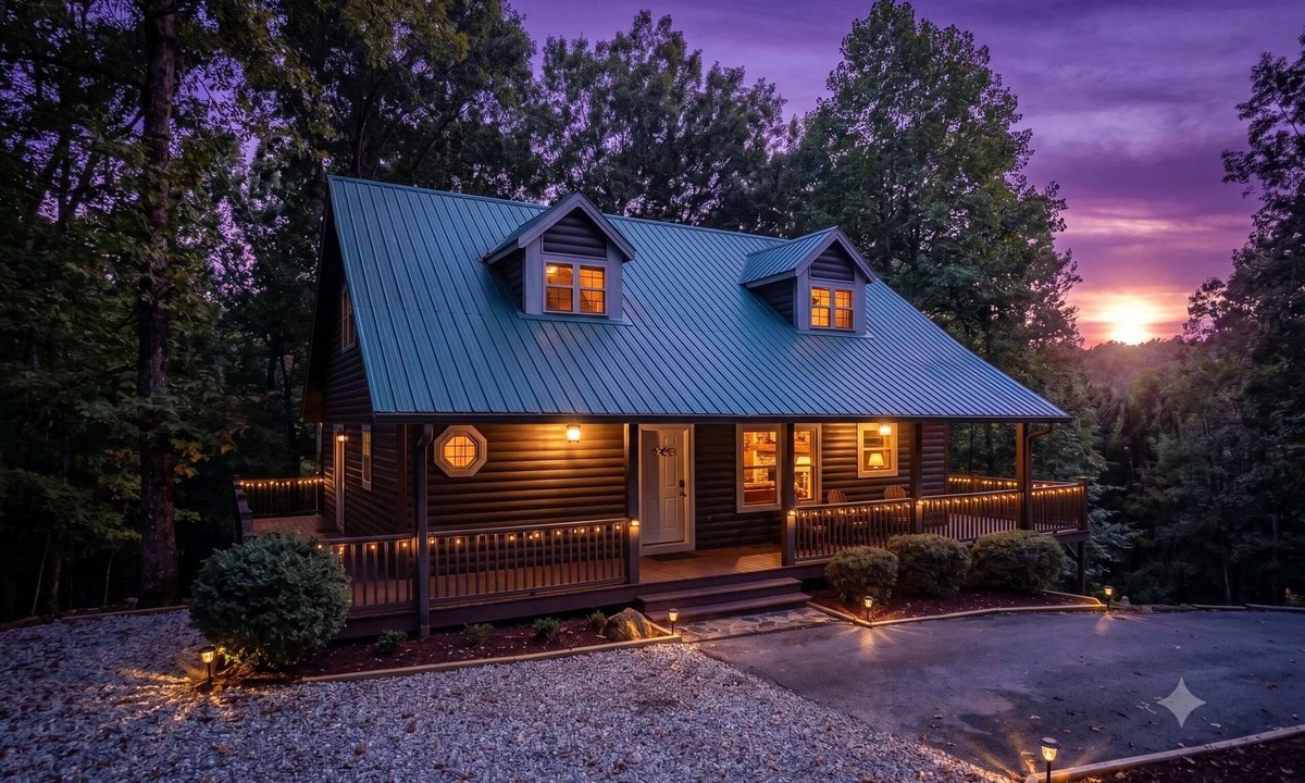 Cleveland Cabin | FROHE HUTTE l PRIVATE LUXURY GETAWAY & GAME ROOM