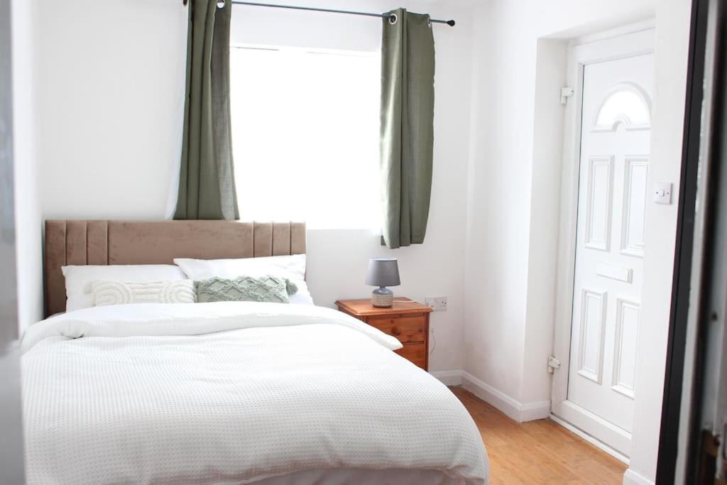 Eltham West Apartment | Front House suite