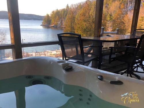 Cheneville Ski Chalet | Front LAKE Simon HOT TUB 4br 16p BEACH private