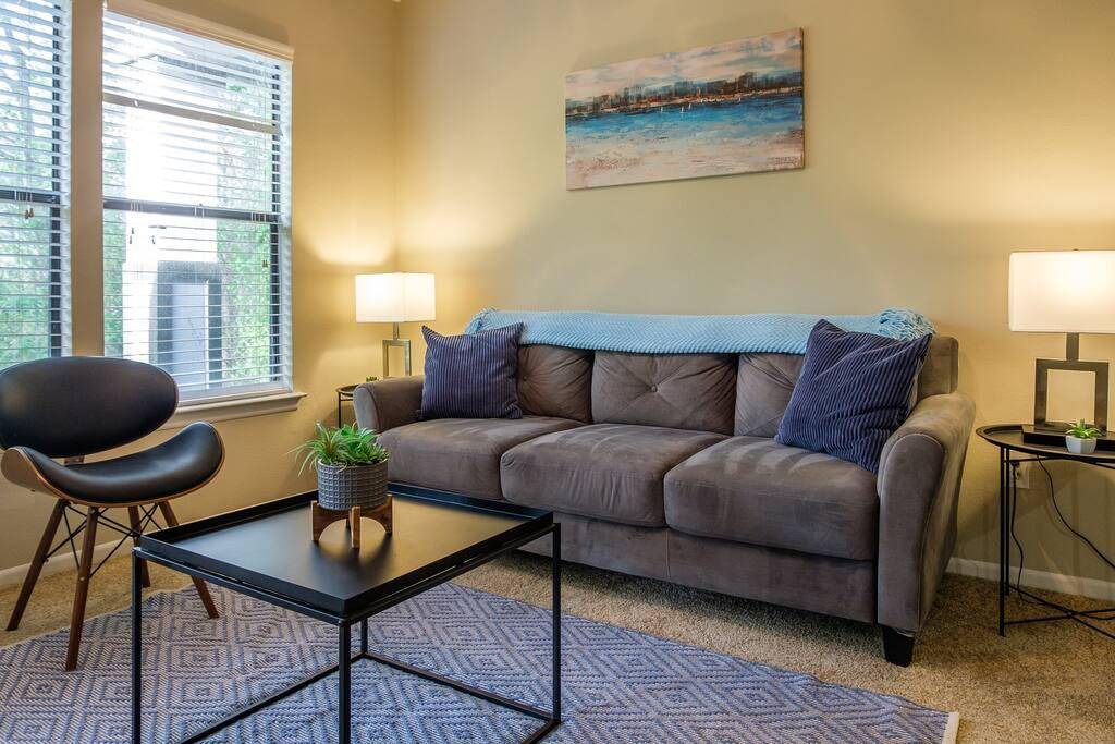 Arlington Apartment | Frontdesk | 1BR Apt near Dining + Entertainment
