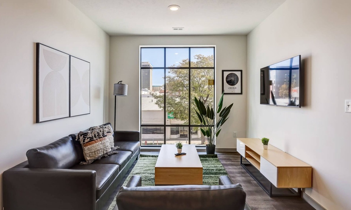 Downtown Lincoln Apartment | Frontdesk | 2 BR Apt by Cooper Park