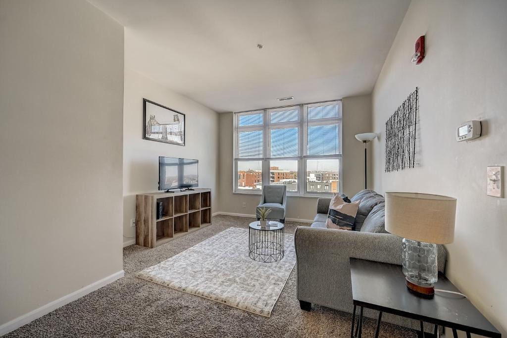 Downtown Indianapolis Apartment | FRONTDESK 707 North Apts Downtown Indy
