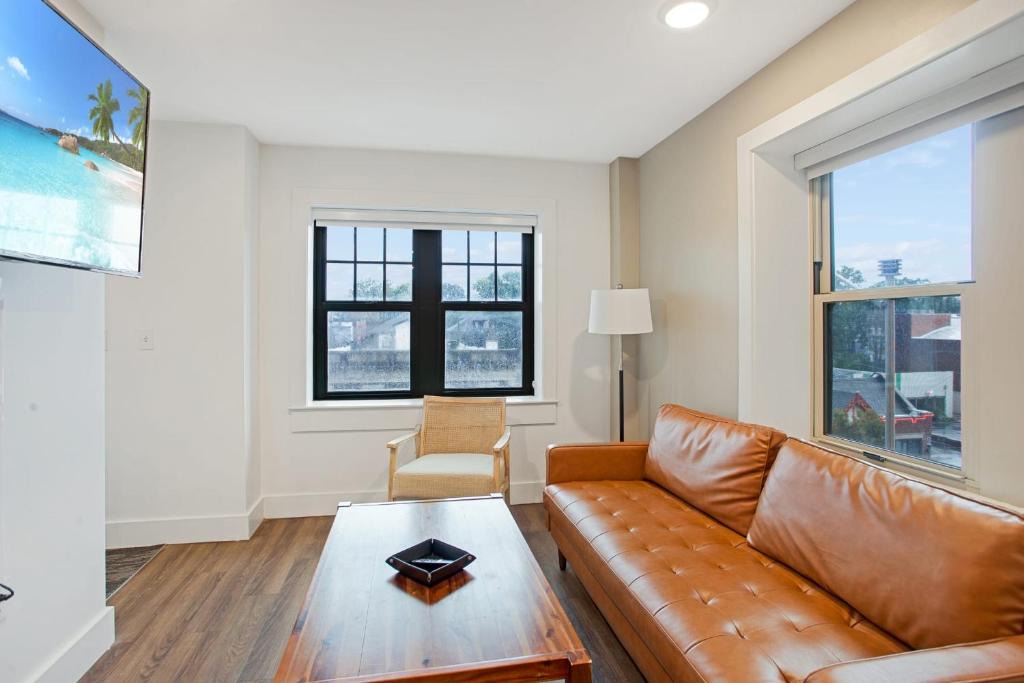 Hanover Place Apartment | FRONTDESK Bright Studio Apt near Union Station
