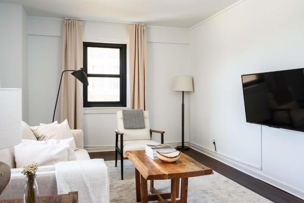 Central West End Apartment | FRONTDESK Bright Warm 1 BR Apt by Forest Park