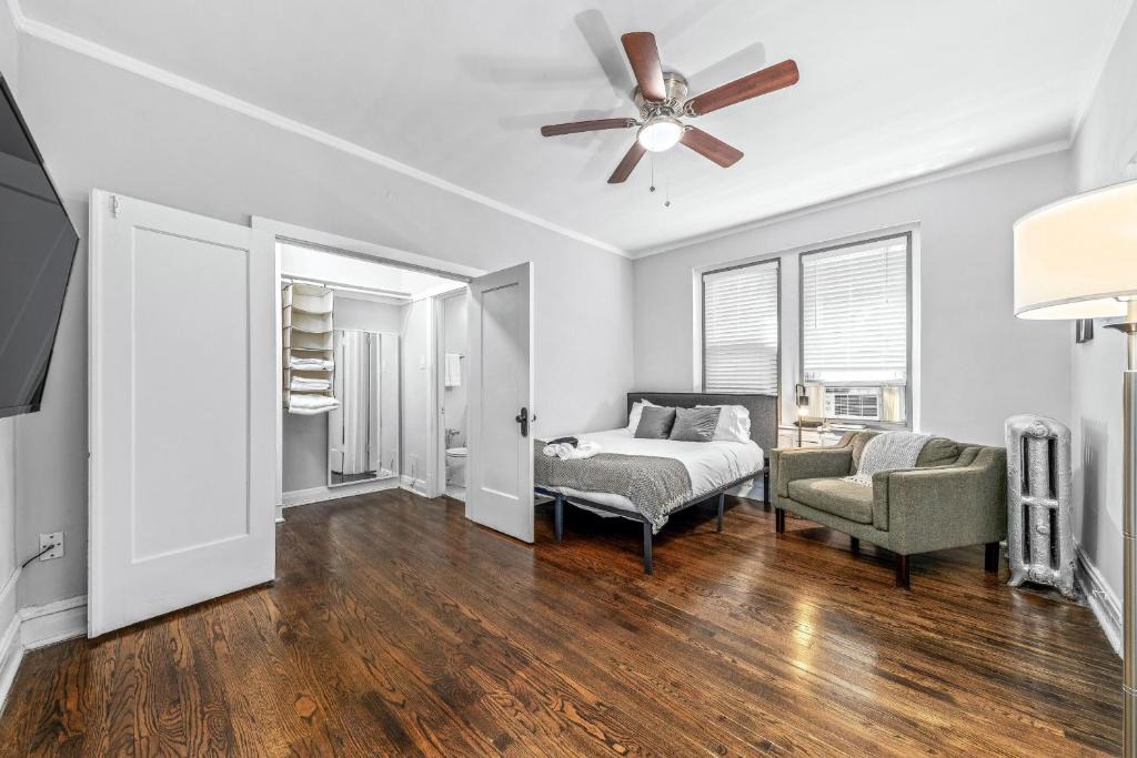Hyde Park Apartment | FRONTDESK Historic Studio Apt in Hyde Park
