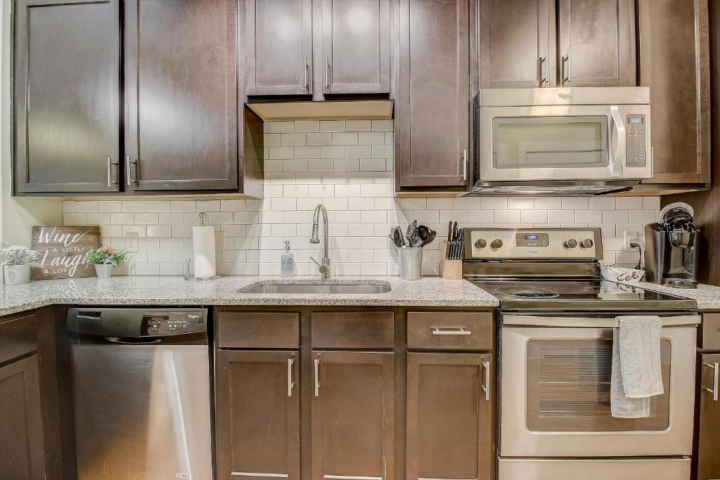 SouthPark Apartment | Frontdesk Mezzo 1 Southpark Apts Charlotte, NC