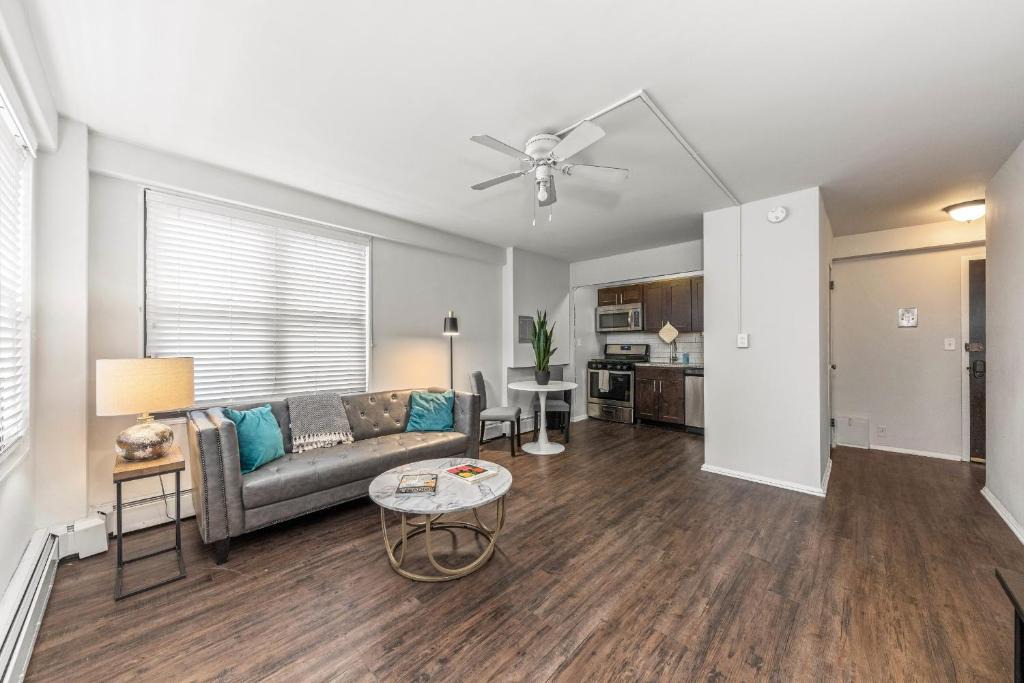 Hyde Park Apartment | FRONTDESK Open Modern 1 BR Apt by Hyde Park