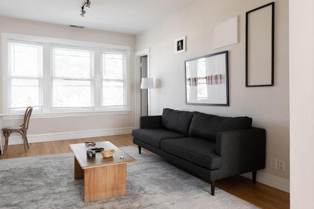 Roscoe Village Apartment | FRONTDESK Revamped 1 BR Apt with Laundry and Lake View