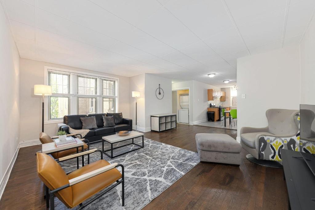 Kenwood Apartment | FRONTDESK Spacious 3 BR Apt near Jackson Park