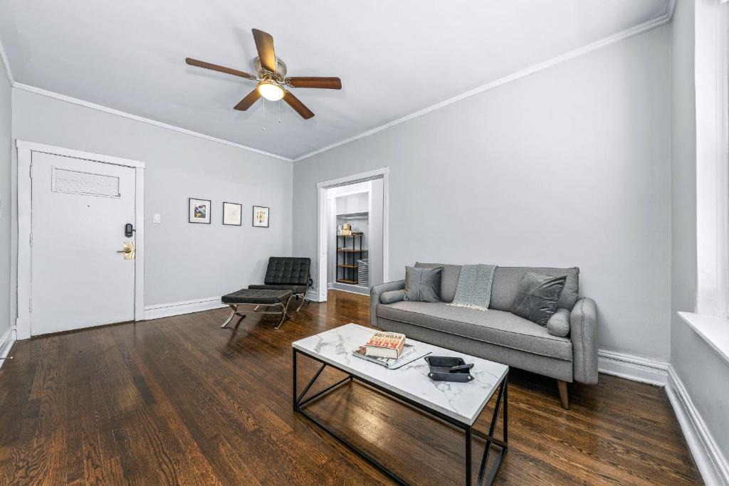 Hyde Park Apartment | FRONTDESK Vintage Studio Apt near Robie House