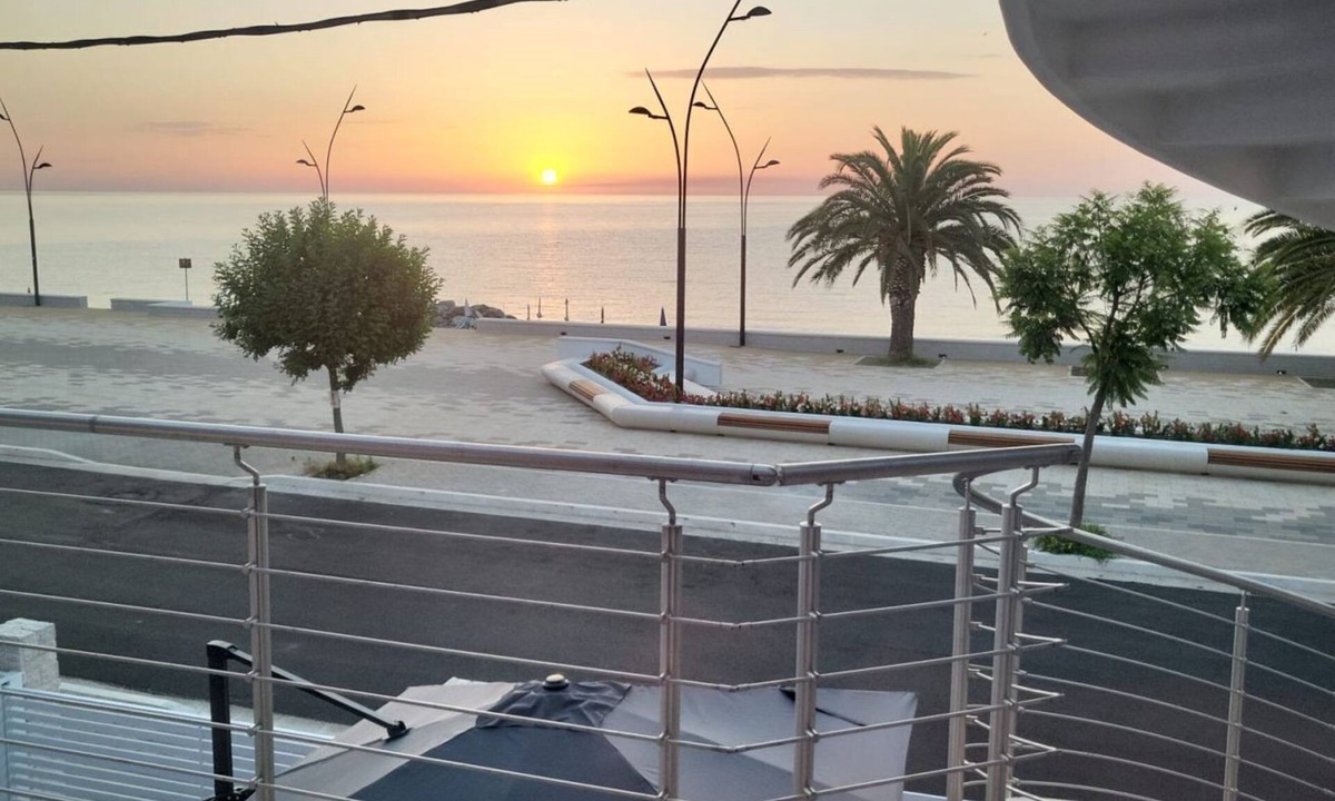 Marina Apartment | Fronte mare Alba chiara - 1° piano dx