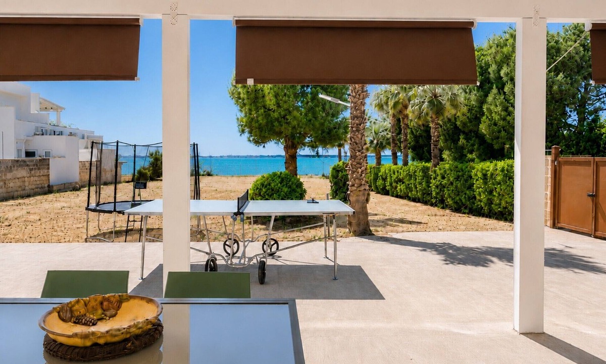 La Strea House | Fronte Mare Exclusive Holiday Home with Sea View, Private Garden, and Air Conditioning