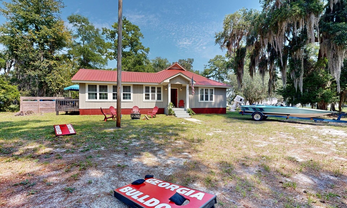 Valona House | Full 3 ensuite home in fish camp community w/kayaks, bikes and boat parking