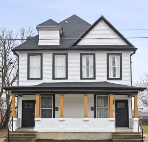 Holy Cross House | Full Duplex Retreat-Two Homes Near Eastside- Family Friendly