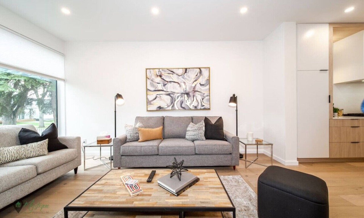 Southwest Edmonton House | Full Home w/Separate BSMT | Sleeps 12| King Beds