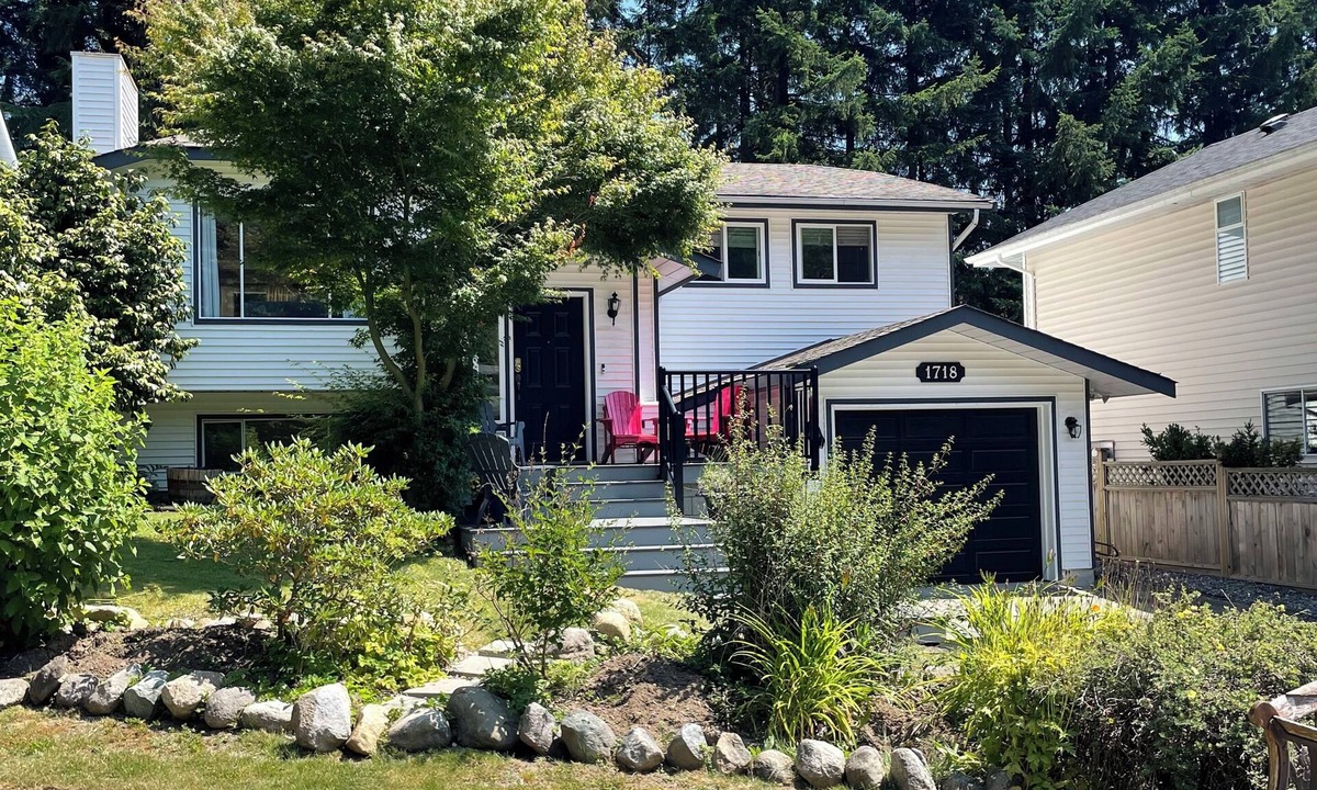 Deep Cove House | Full House steps from Mount Seymour Provincial Park and minutes to Deep Cove