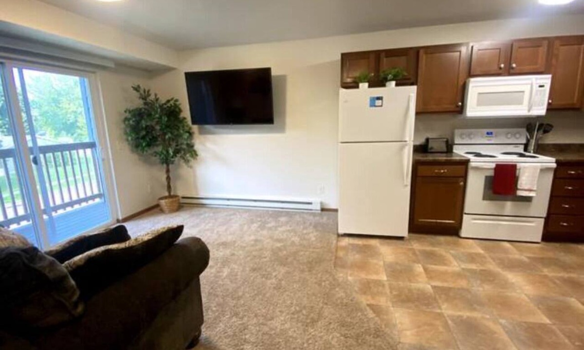 Sioux Falls Apartment | Full Kitchen|Wshr/Dryr|Balcony|Quiet Neighbrhd
