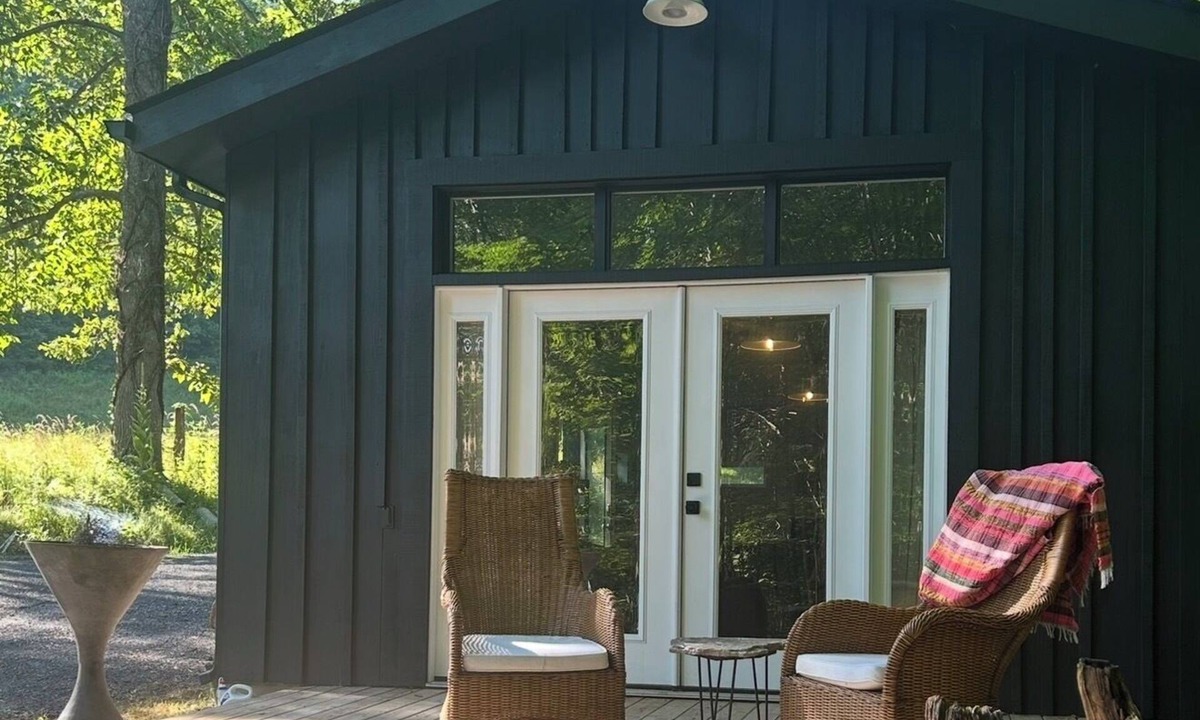 Williamsburg Cabin | Full Moon Hollow. Open plan studio cabin in tranquil Renick as a perfect getaway