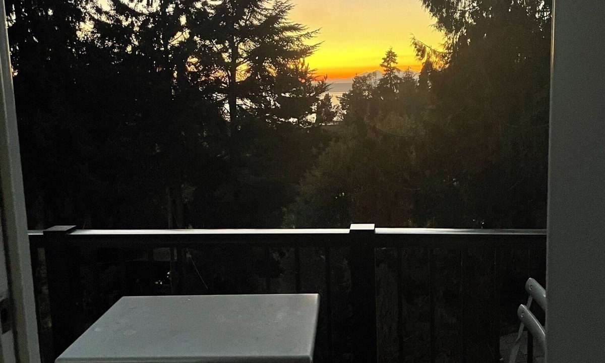 Gatewood House | Full property, delightfully decorated, yard, patio, hot tub.
