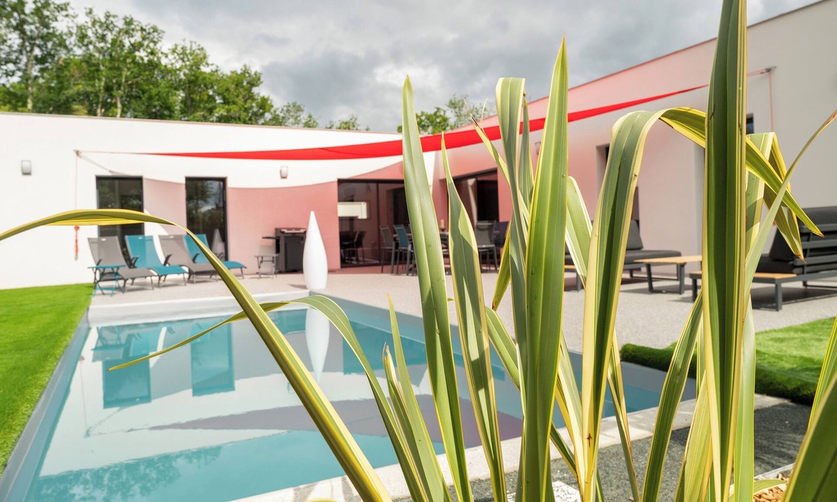 Les Mathes House | Fully Air-Conditioned Villa with Heated Pool in a Residential Neighborhood