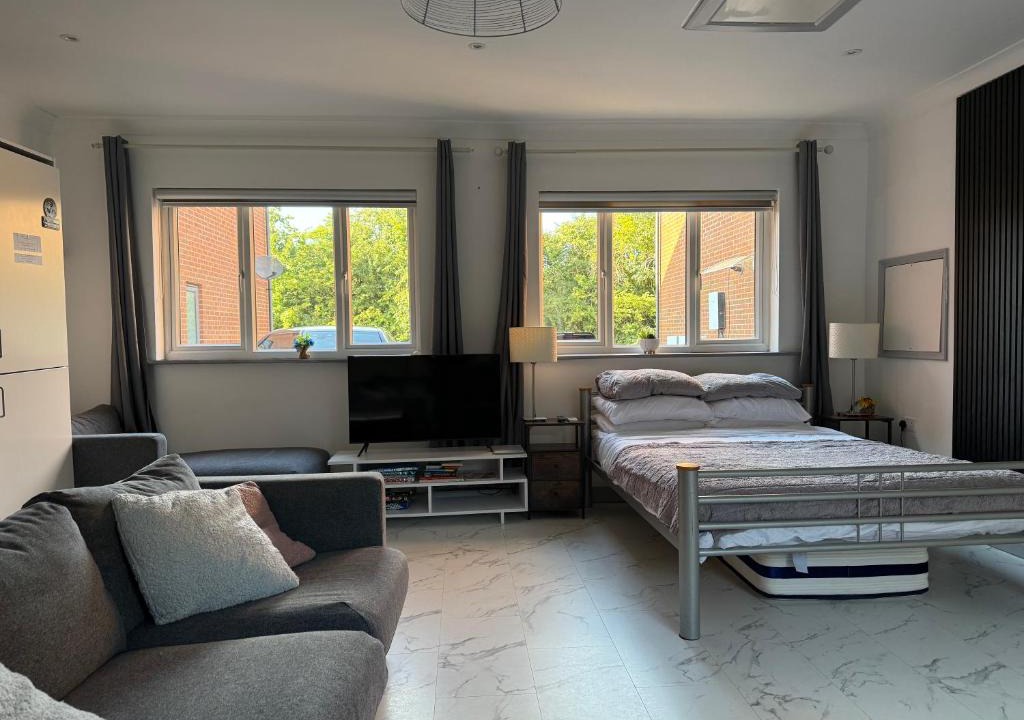 Cambridge Apartment | Fully Detached Studio Annexe with King Bed for 2 & Sofa Bed for 2
