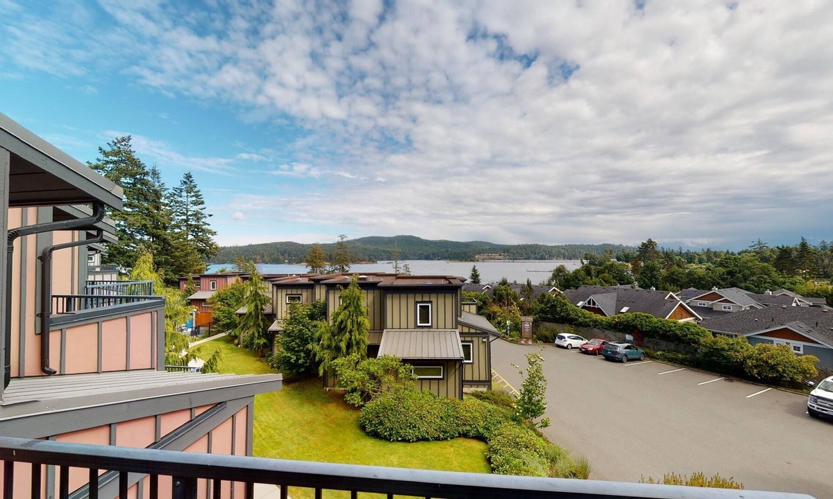 Sooke House | Fully-equipped 2 Bedroom Townhome, Sleeps 8
