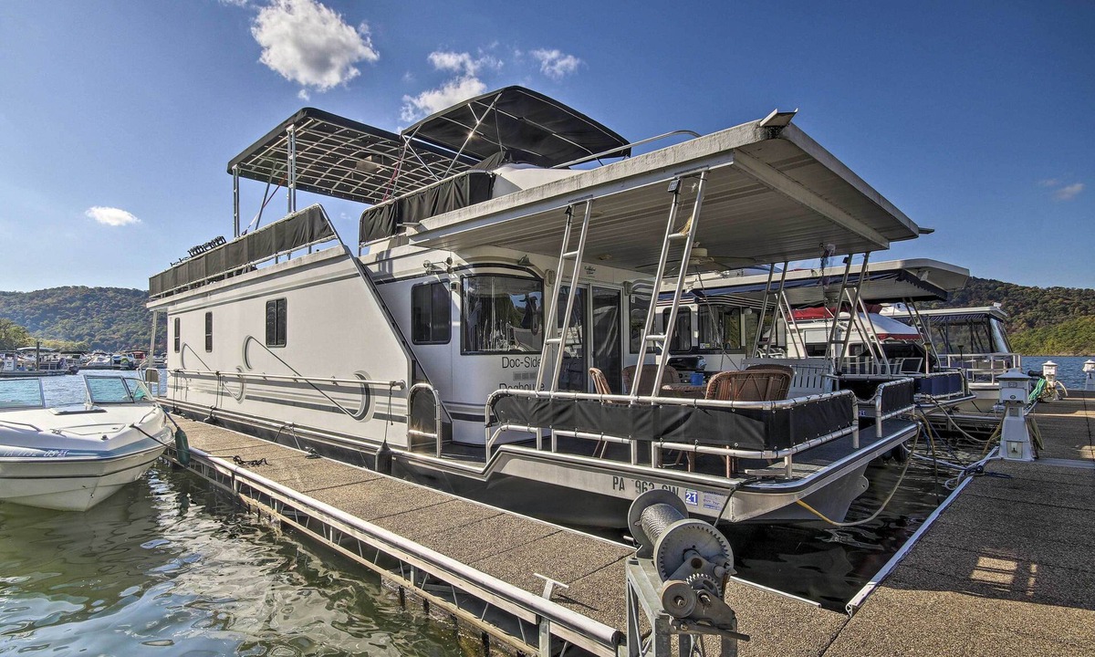 Havre De Grace Boat Rental | Fully Equipped Docked Houseboat at Log Pond Marina in Havre de Grace, MD.