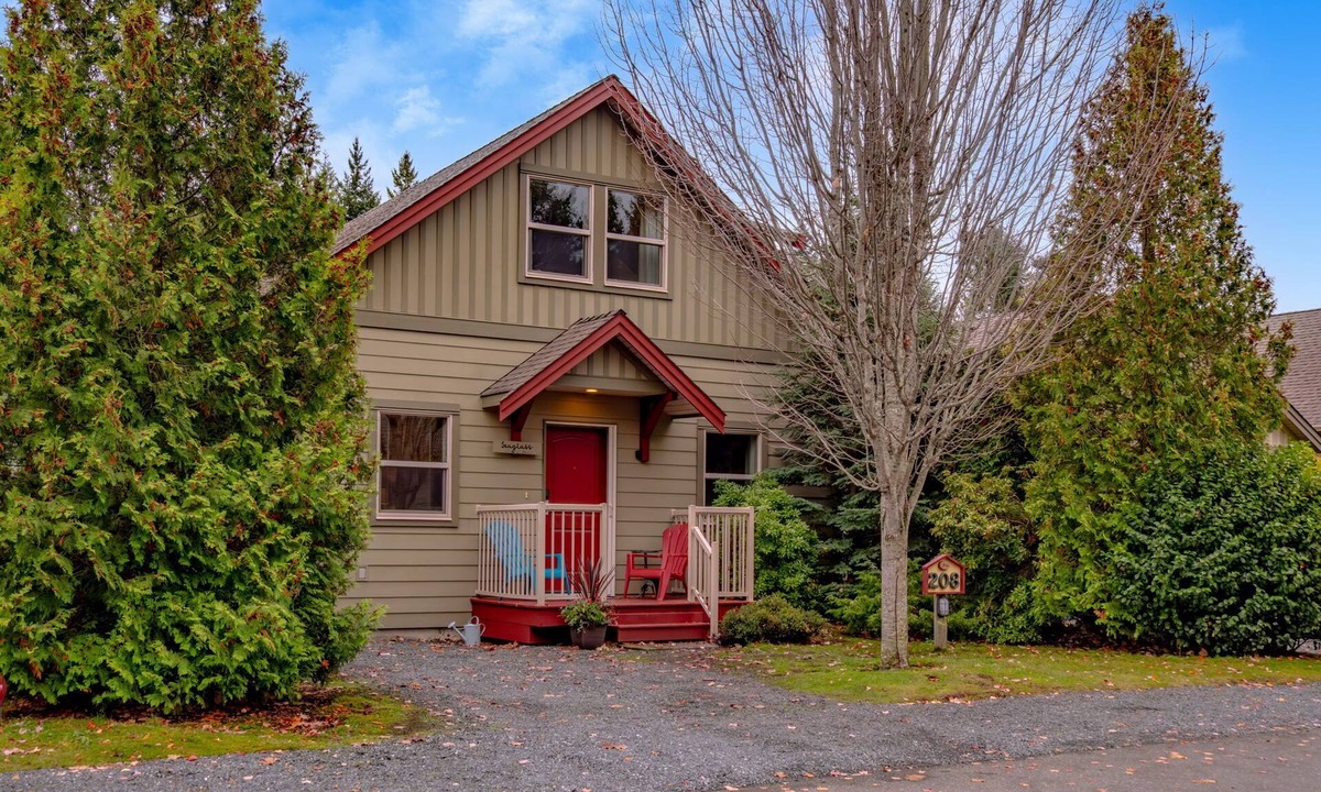 Regional District of Nanaimo Cottage | Fully-equipped near Rathtrevor Beach!