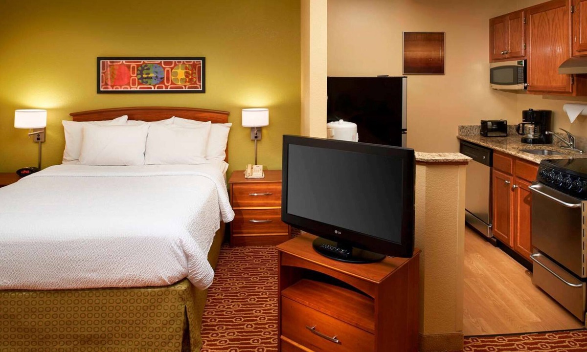 Novi Apartment | Fully Equipped Suite w/Kitchen & Outdoor Access Near Top Detroit Attractions