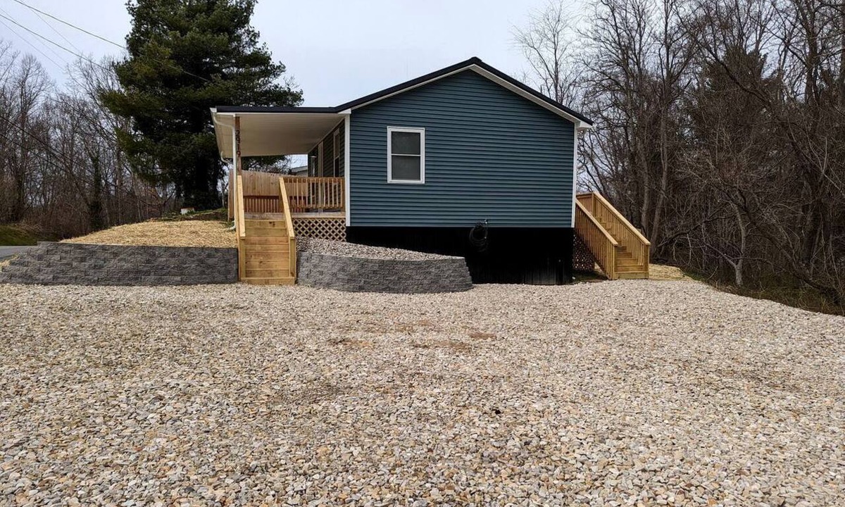 Summerlee Cabin | Fully-Equipped Tiny House for Four in Oak Hill, Ideal for Nature Getaways in West Virginia