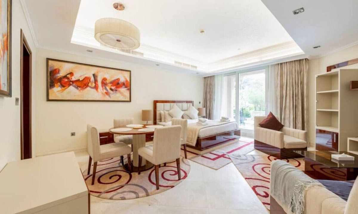 Palm Jumeirah Condo | Fully-equppied studio with private beach and pool