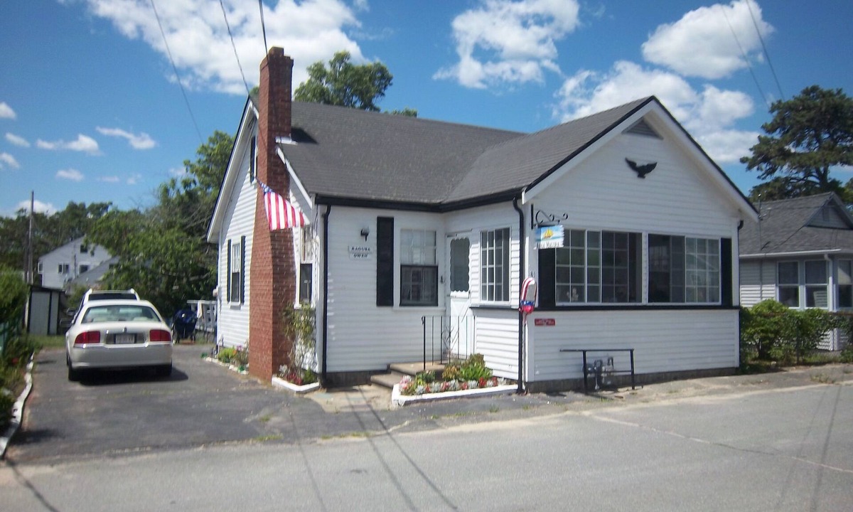 Wareham Center House | Fully Furnished home short walk to Swifts Beach