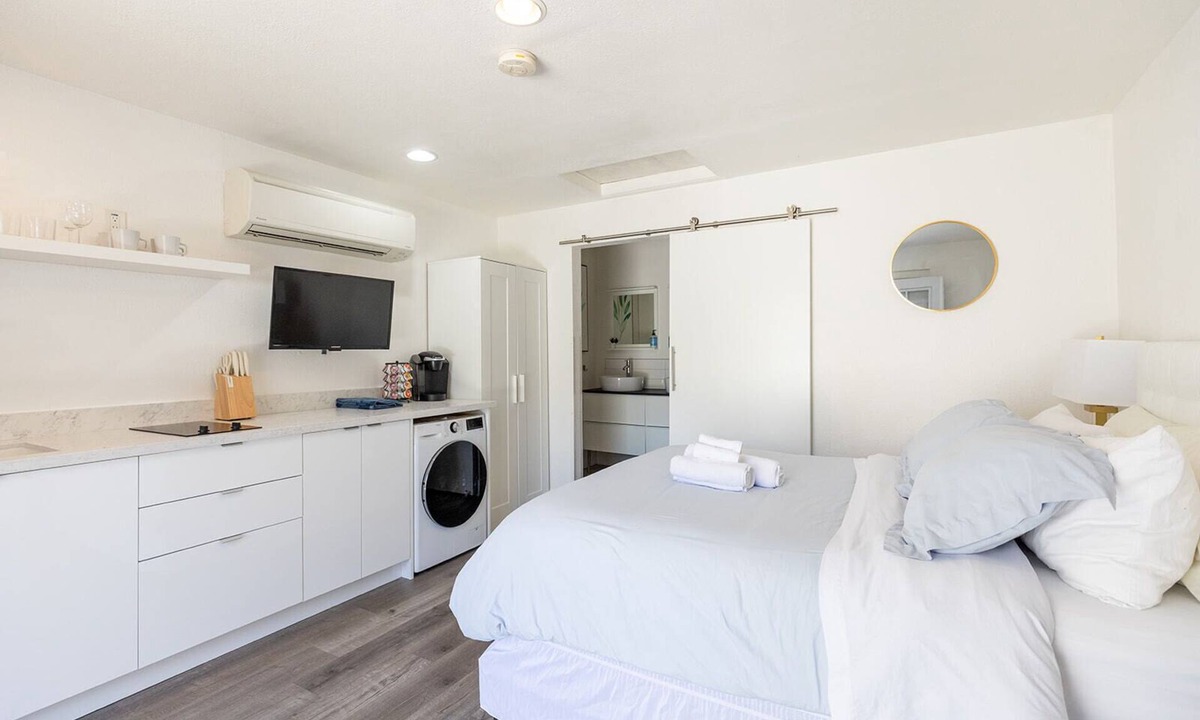 East Sacramento Apartment | Fully Furnished Studio in East Sac/Steps Away from Several Hospitals