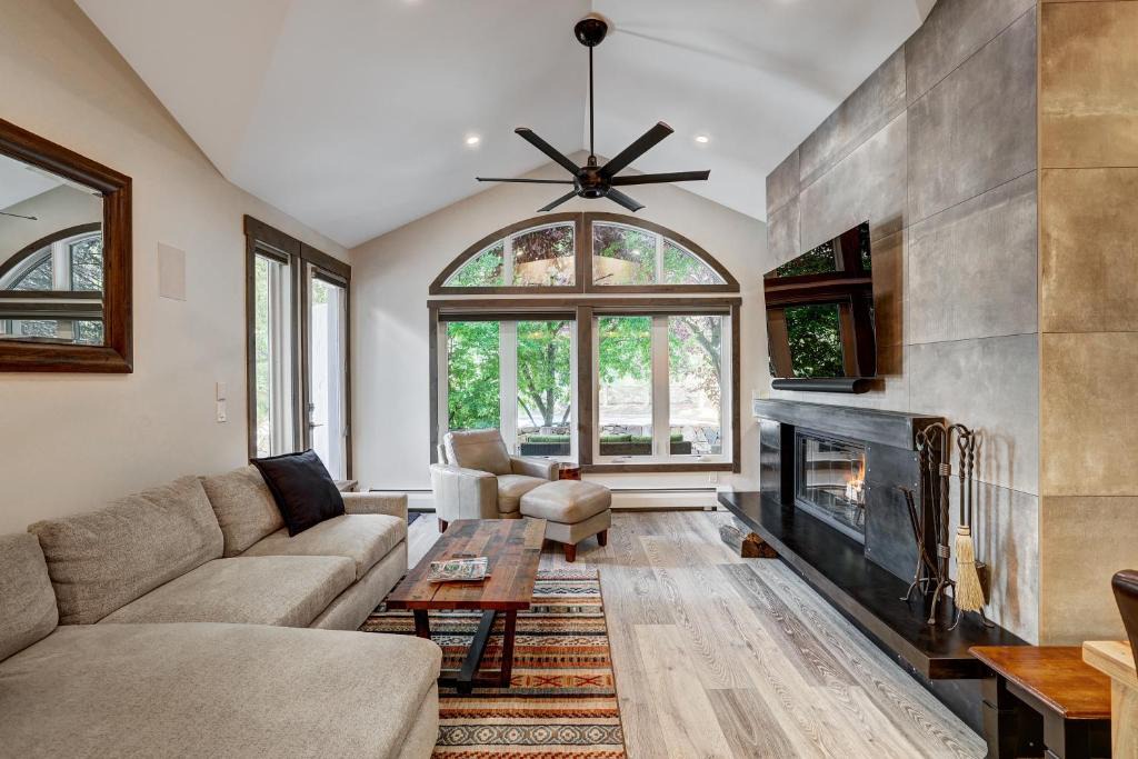 Edwards Apartment | Fully Renovated 2 Bedroom in Arrowhead Village!